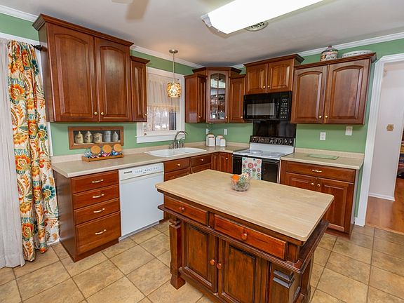 5th image of 51 Magnolia Ct