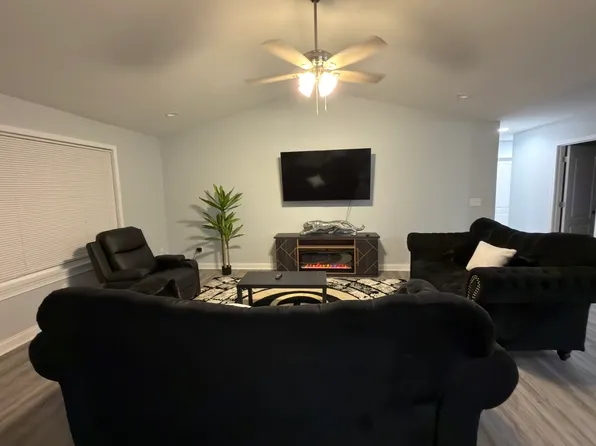 8619 Wooded Glen Rd, Louisville, KY 40220