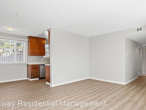 4th image of 572 Tamarack Ln
