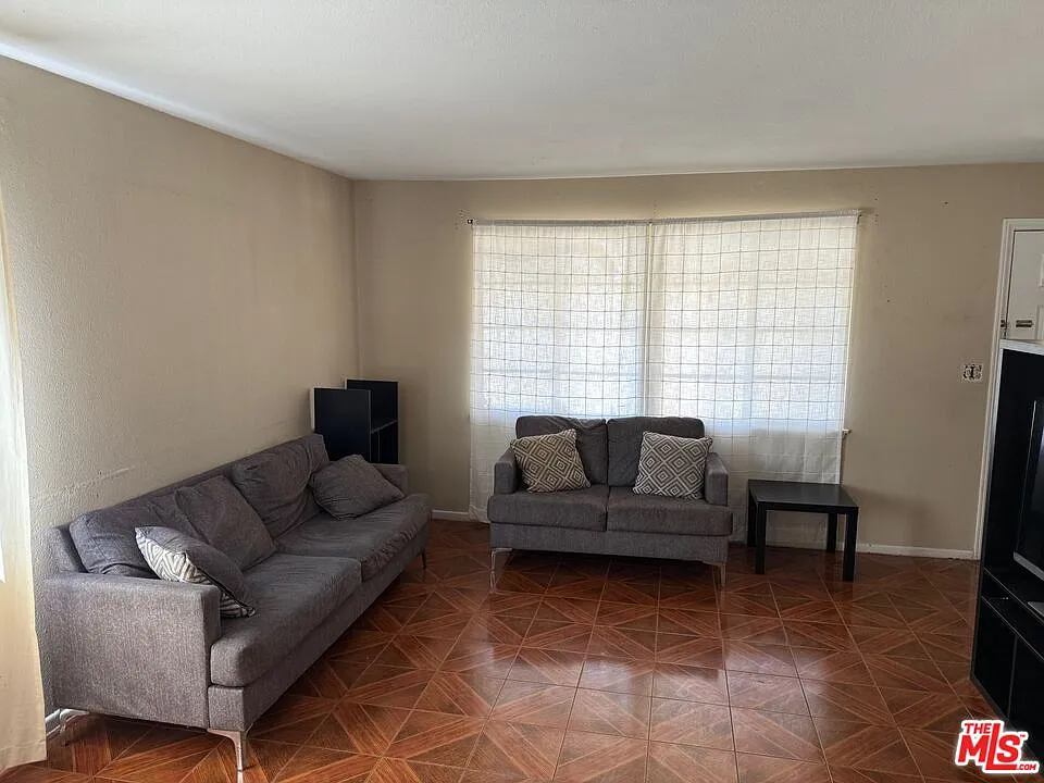 4 bed, 2.0 bath, 1433 sqft, $2,990 — Photo 4