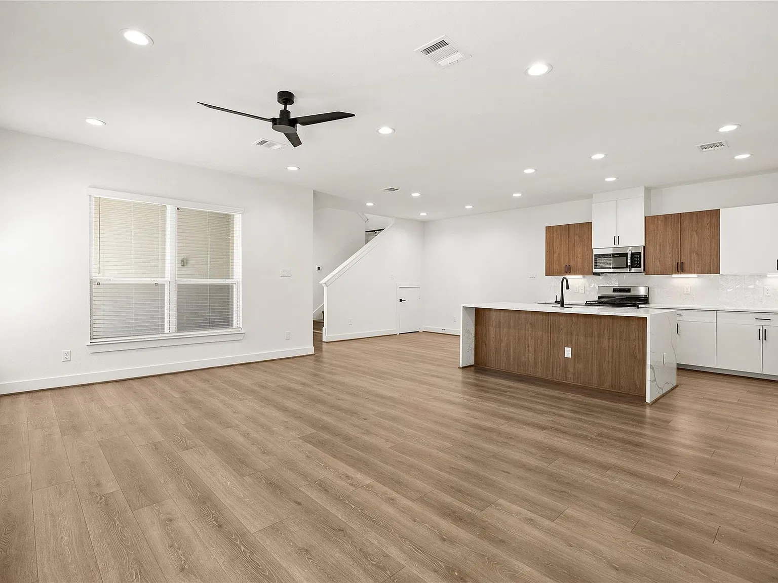5 bed, 3.0 bath, 2480 sqft, $3,080 — Photo 3