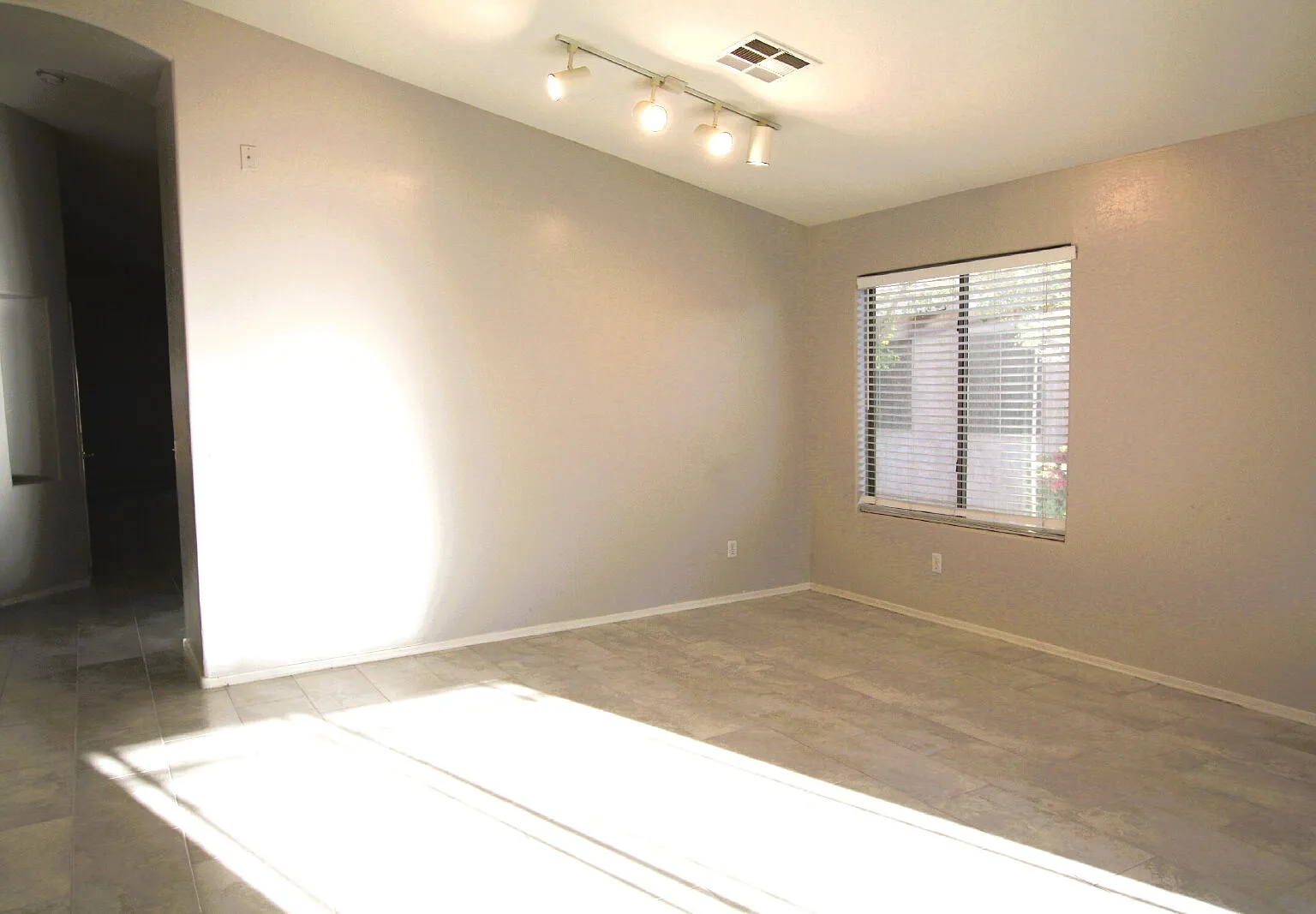 3 bed, 2.0 bath, 2038 sqft, $1,940 — Photo 4