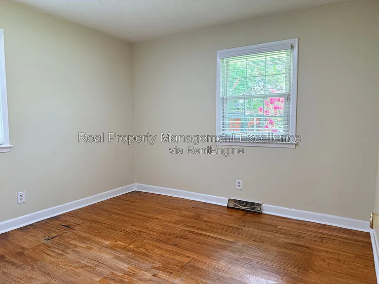 415 W 2nd St — Photo 31