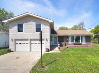 1498 N Oakmont Rd, Hoffman Estates, IL 60169
