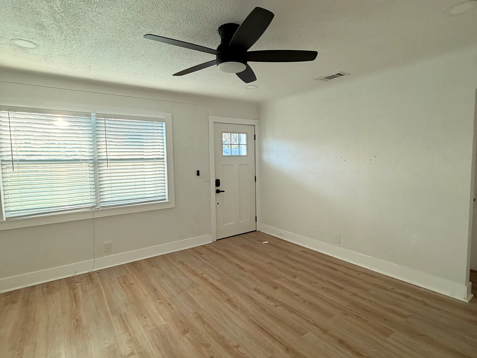 3 bed, 1152 sqft, $1,200 — Photo 2
