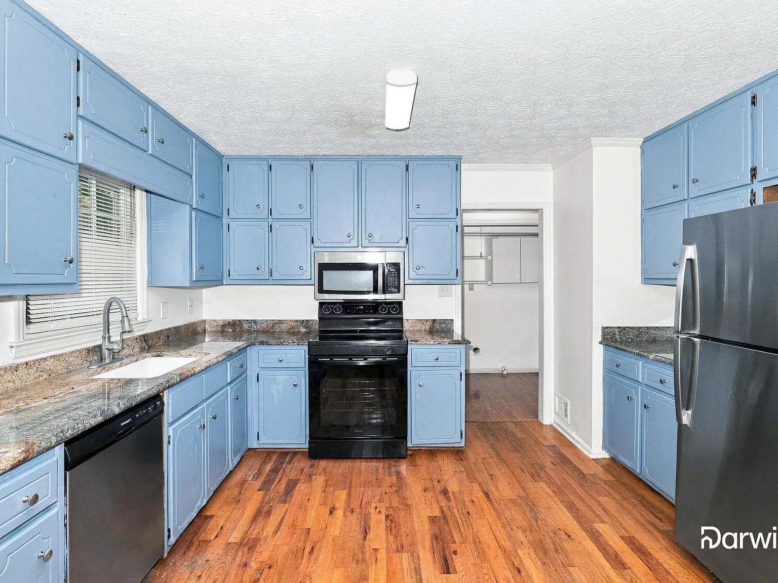 3 bed, 2.5 bath, 2222 sqft, $2,040 — Photo 2