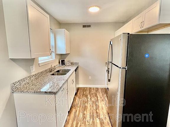 3rd image of 3793 Camelot Dr Unit B
