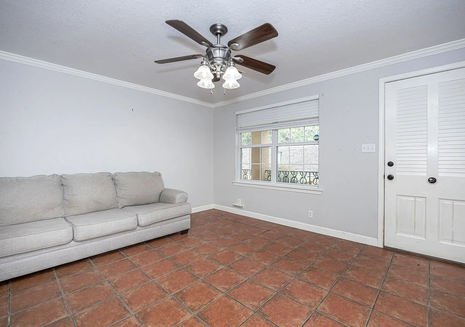 1 Bedroom 1 Bath Condo — Photo 2