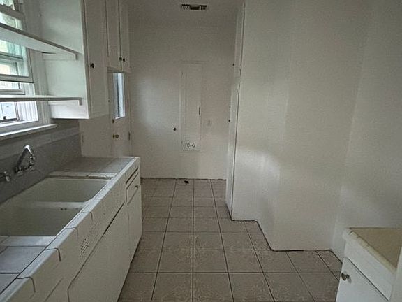 3rd image of 318 E 99th St #C