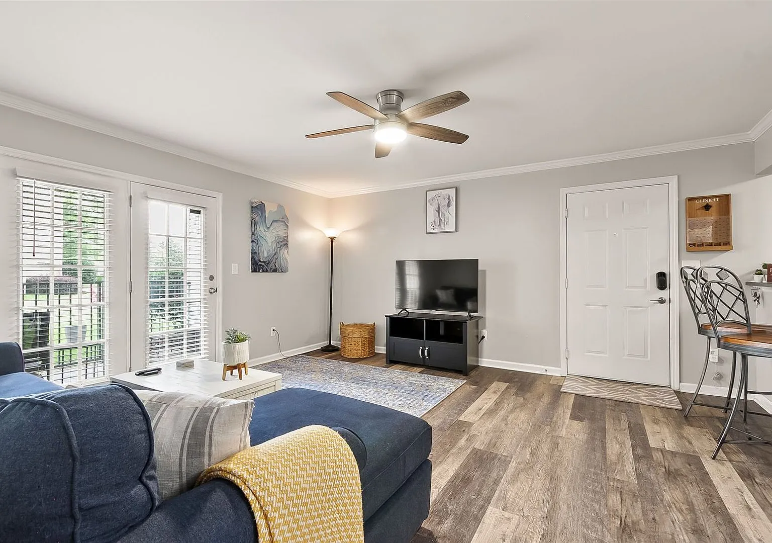 University Downs 2 Bed 2 Bath! Available Now! — Photo 4