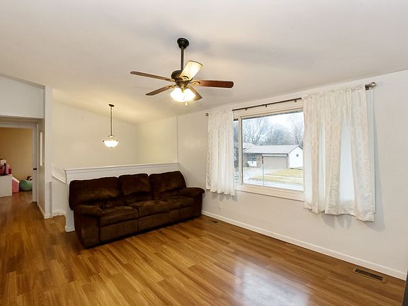 3rd image of 485 Juniper St