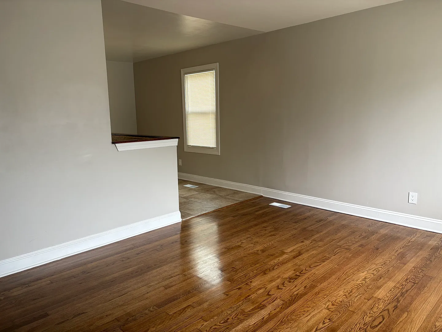 3 bed, 900 sqft, $1,900 — Photo 2