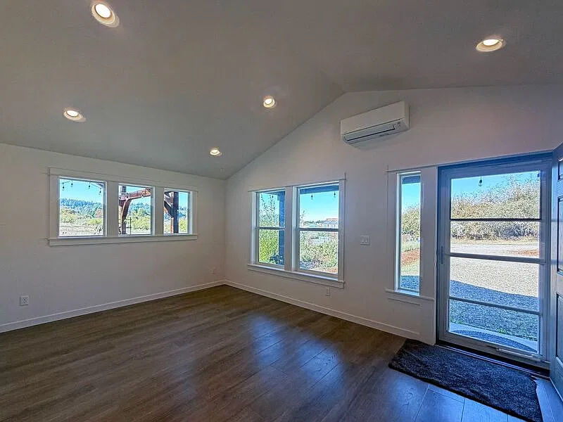 2 bed, 1.0 bath, 880 sqft, $1,895 — Photo 2