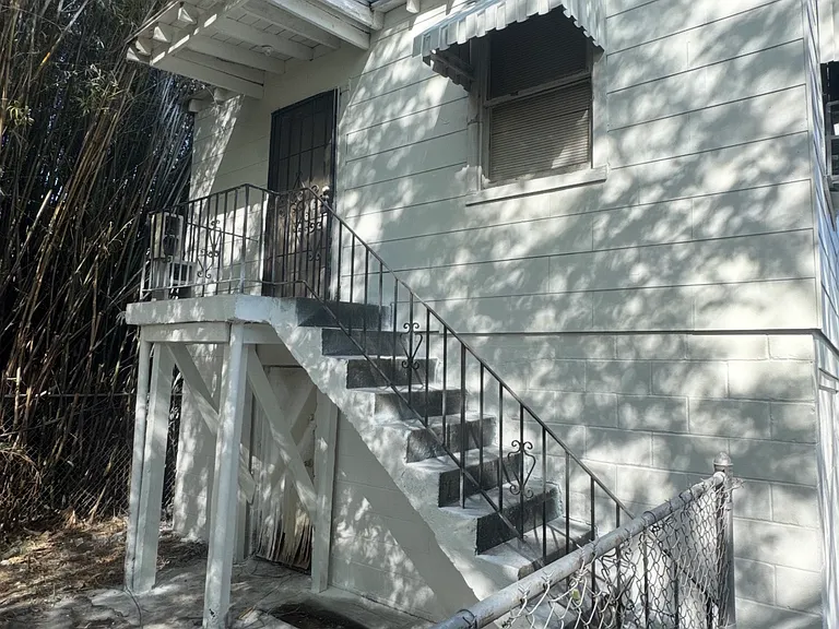 1523 W 15th St — Photo 2