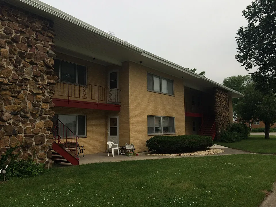 well maintained building
Private front and back door entrances