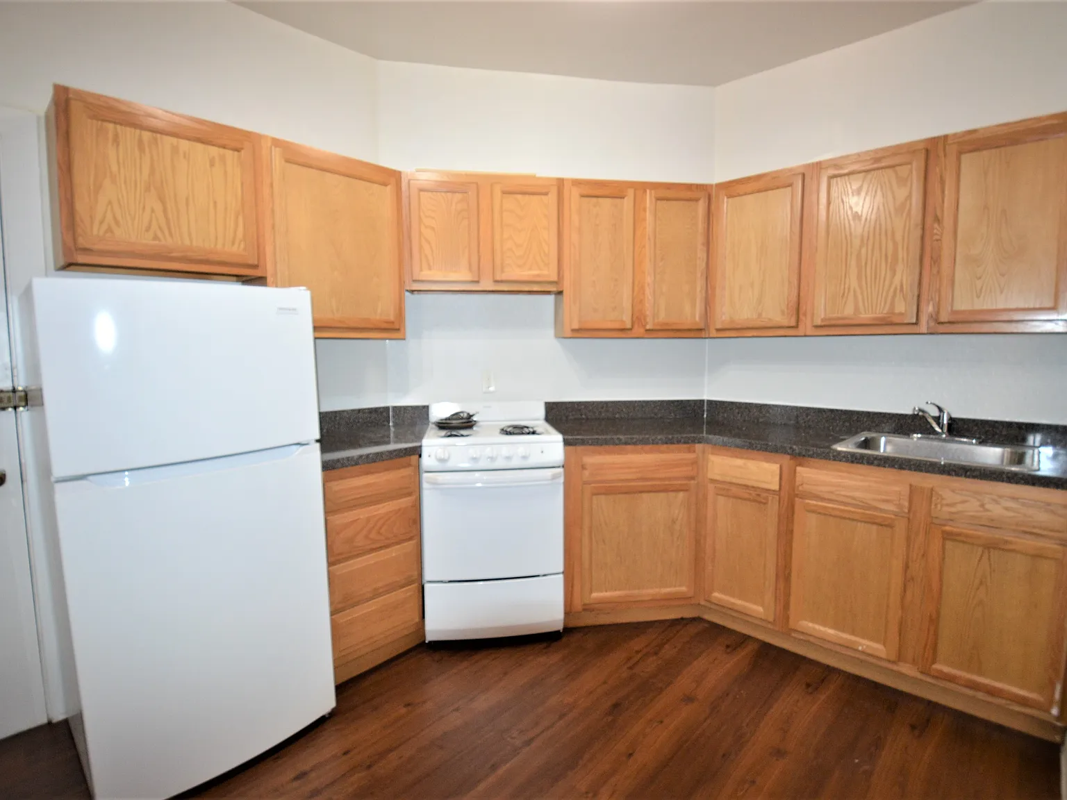 2 bed, 999 sqft, $3,195 — Photo 2
