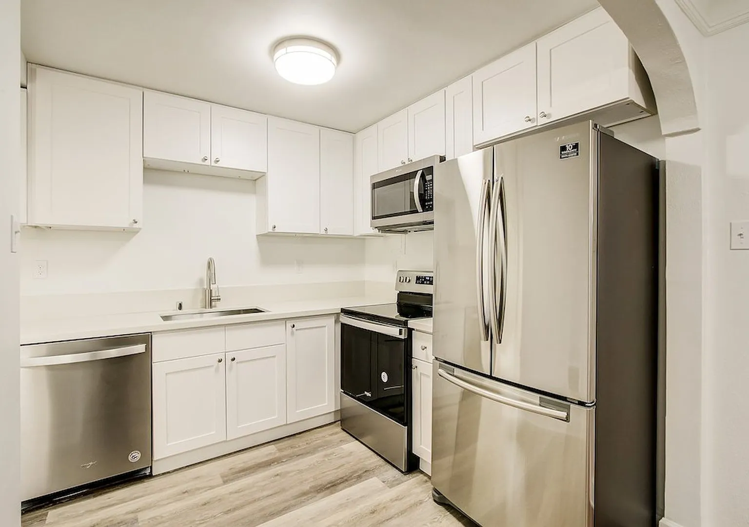 Harvard Apartments — Photo 3