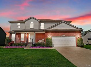 2075 Pinebrook Mdw, Howell, MI 48843