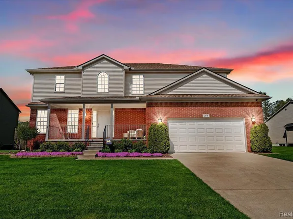 2075 Pinebrook Mdw, Howell, MI 48843