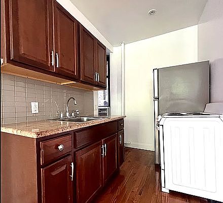 5th image of 160 Prince St APT 6