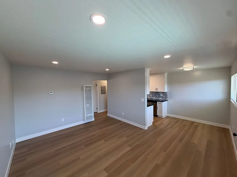ROYALE APARTMENTS — Photo 19
