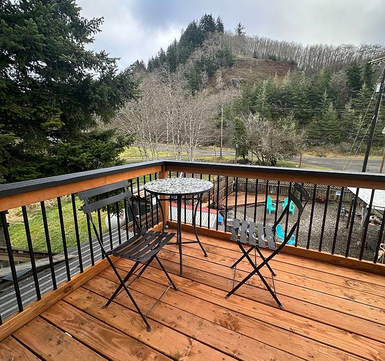 Deck off the dining area that overlooks the beer garden. Also view ships passing by on the Columbia River from here.