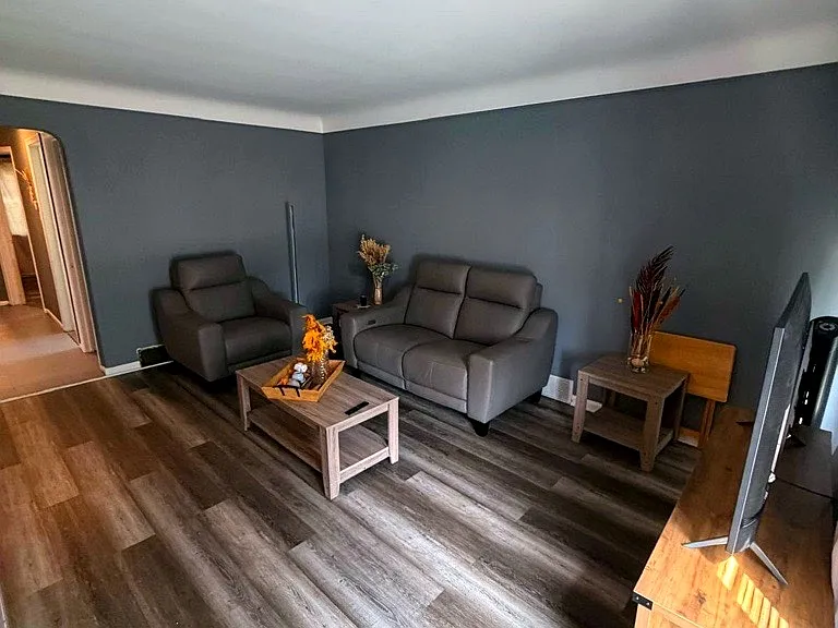 656 W Hollywood — Photo 2