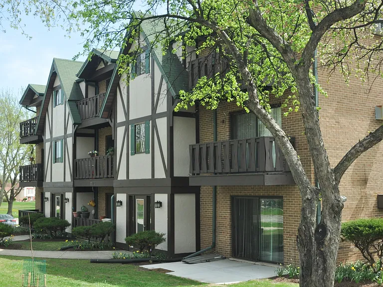 1121 Chalet Dr #1W — Photo 2