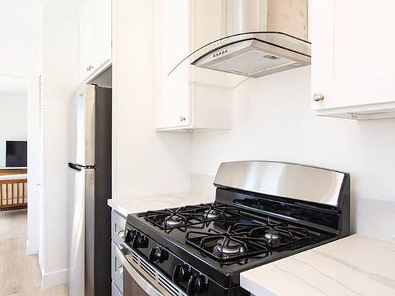 2nd image of 4019 Oakwood Ave #6