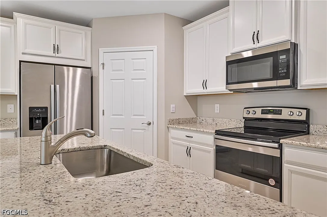 4 bed, 2.0 bath, 1828 sqft, $2,800 — Photo 2
