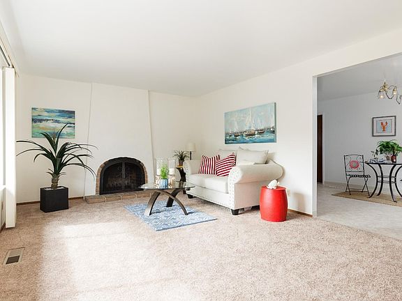 3rd image of 415 Loma Ave