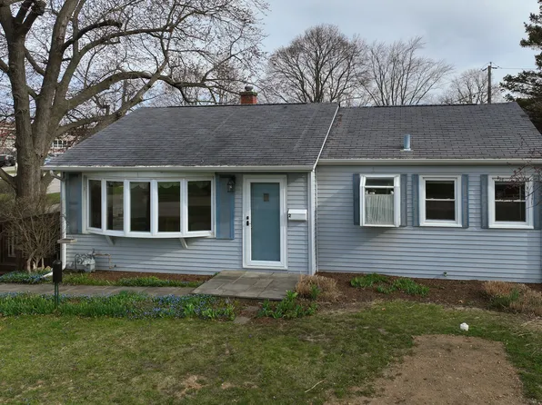 2 Hill Dr, Crystal Lake, IL 60014