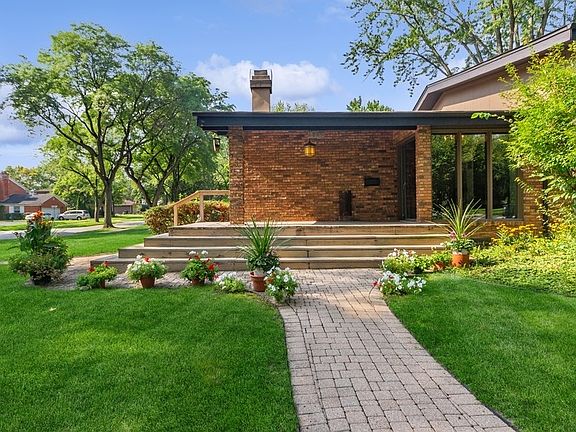 3rd image of 1322 Heather Hill Cres