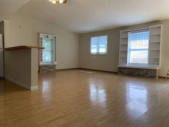 5th image of 617 E Moody Dr