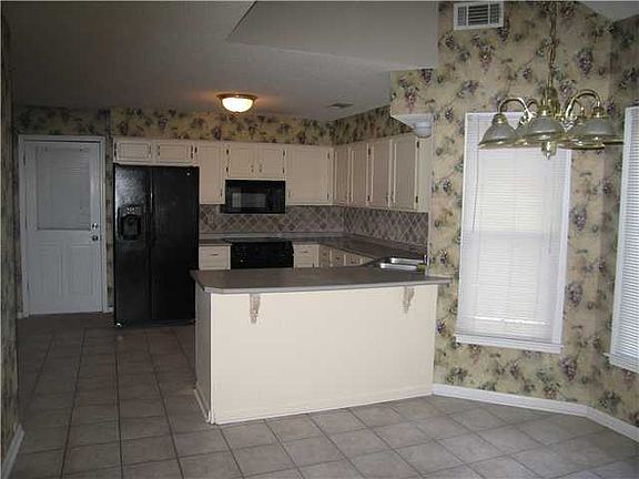 3rd image of 8174 Creekside Cir S