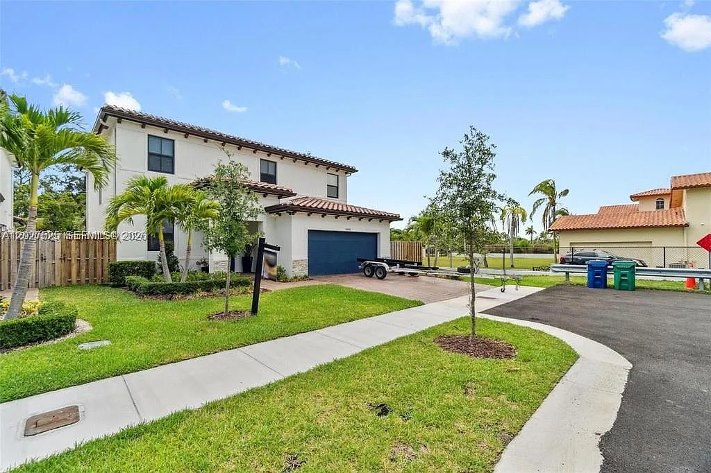 Estates At Silver Palm — Photo 4