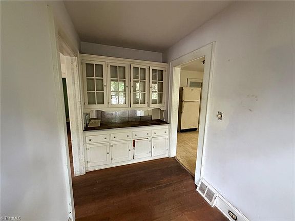 4th image of 458 Lockland Ave