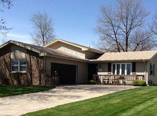 114 Applewood Dr, Oregon, OH 43616