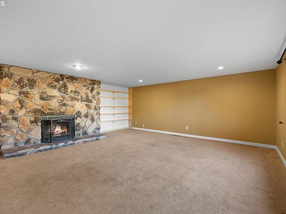3rd image of 689 Sherwood Dr