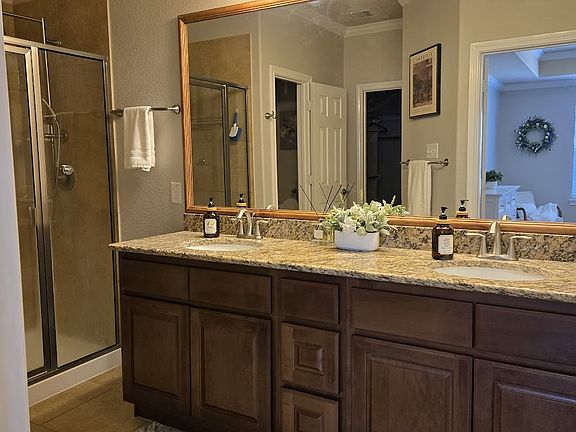 5th image of 15 Umbria Ln