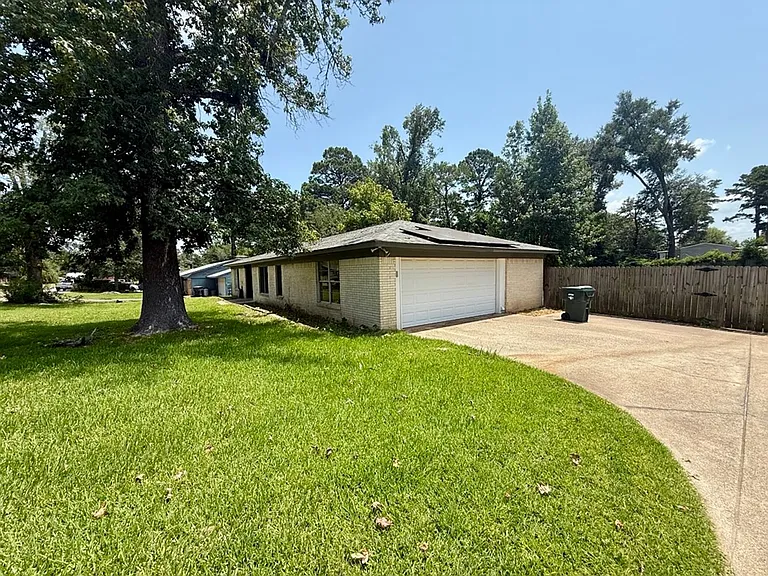 7618 Brookhollow Dr — Photo 2