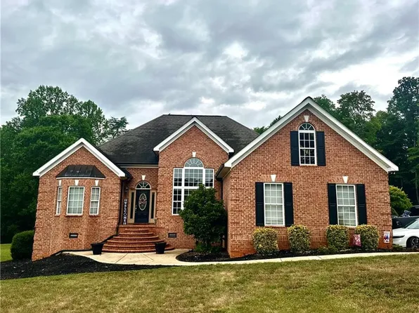 1216 Fairway Dr, Yadkinville, NC 27055