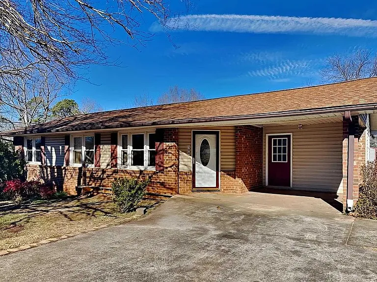 104 Elizabeth Dr — Photo 2