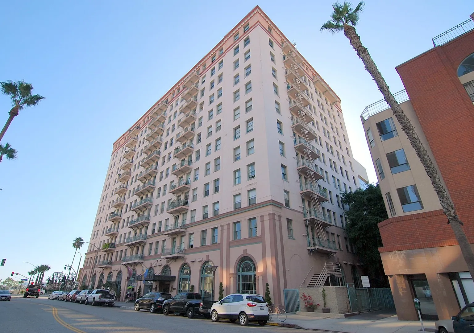 Chic Ocean-View Furnished Studio in a Historic Downtown Long Beach Building — Photo 1