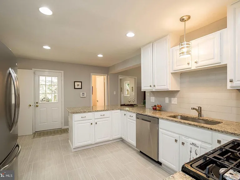 5612 Eastbourne Dr — Photo 9