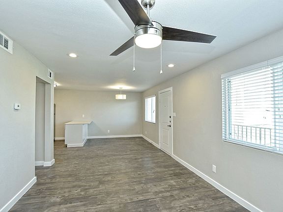 3rd image of 1008 W 25th 1/2 St APT 302