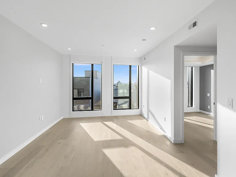 UNIT X08 - 820 SF
ONE BEDROOM + DEN