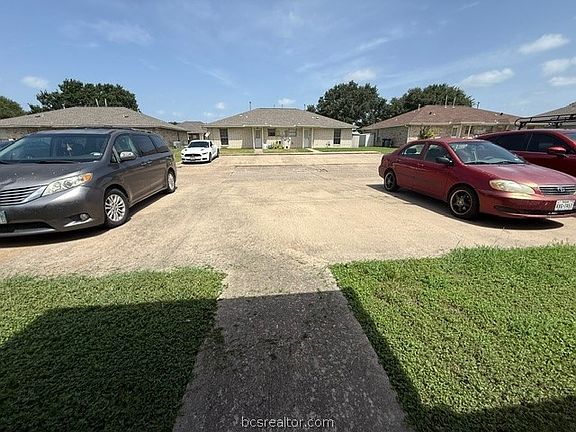 2nd image of 903 Azalea Ct APT A