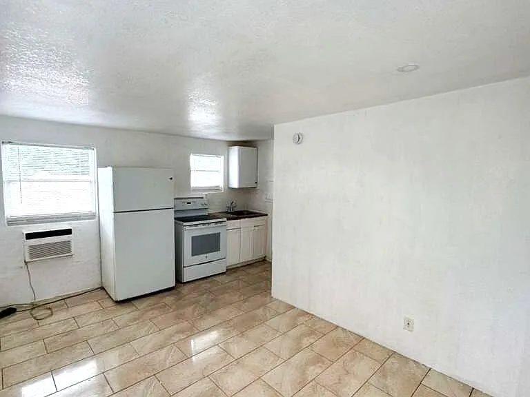 485 SW 4th Ave — Photo 2