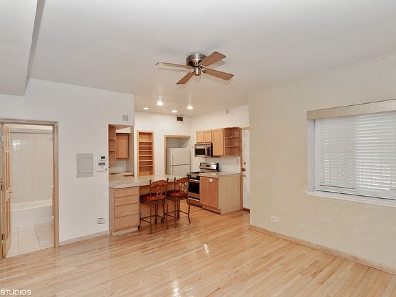 3rd image of 921 N La Salle St APT 3